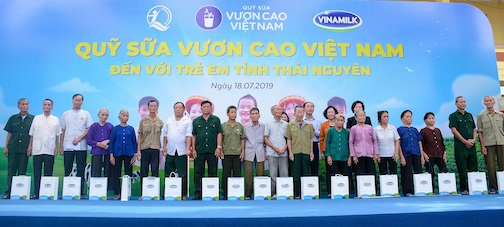 Quỹ[-]Sữa[-]Vươn[-]Cao[-]Việt[-]Nam[-]và[-]Vinamilk[-]tặng[-]70.000[-]ly[-]sữa[-]cho[-]trẻ[-]em[-]Thái[-]Nguyên